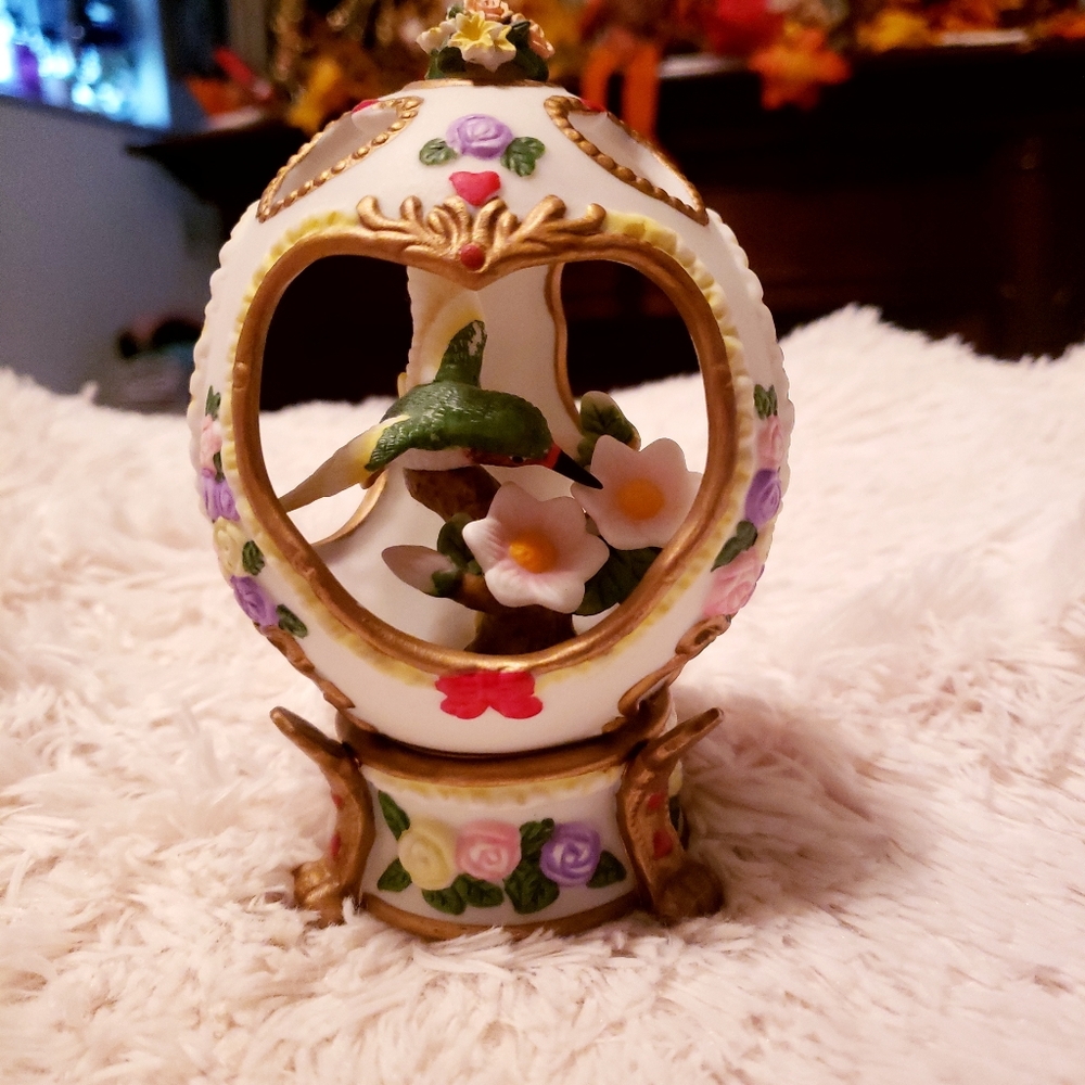 Ceramic Egg w/ hummingbird